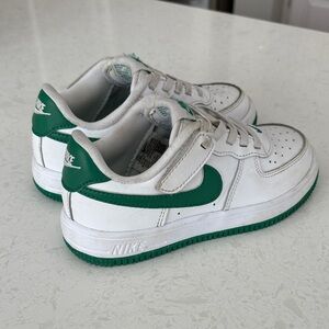 Nike Kids White and Green Low-Top Sneakers